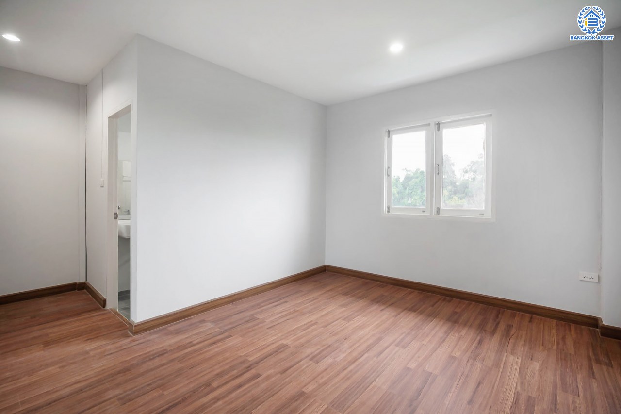 บ้านมือสองตกแต่งใหม่ โครงการ บ้านแก้ววิลล่า จรัญสนิทวงศ์ หลังมุม ทาวน์เฮ้าส์ 3 ชั้น เนื้อที่ 22.9 ตร.ว. ฟังก์ชัน 3 ห้องนอน 4 ห้องน้ำ จอดรถได้ 2 คัน บนทำเลศักยภาพ เชื่อมต่อหลายเส้นทาง ใกล้รถไฟฟ้าสายสีน้ำเงิน "สถานีไฟฉาย"